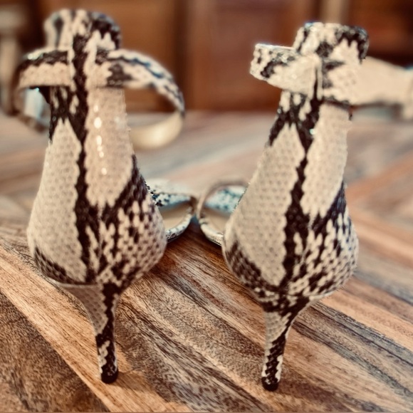 Ann Taylor Snake Embossed Leather kitten heel sandals Size 6 Excellent Condition - Picture 3 of 4